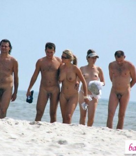 Семья русских нудистов на пляже