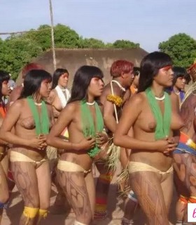 Женское население дикого племени ходит голым