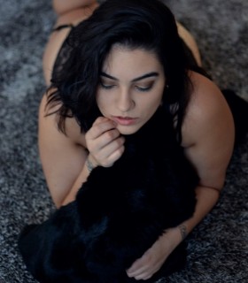 Красивая девушка из Азербаджана сексуально позирует