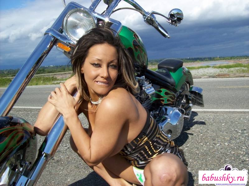 Голая пышная красивая бразильянка около мотоцикла