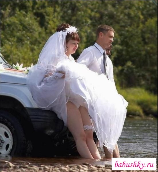 Сексуальный обнажённый апскирт под платьями невест