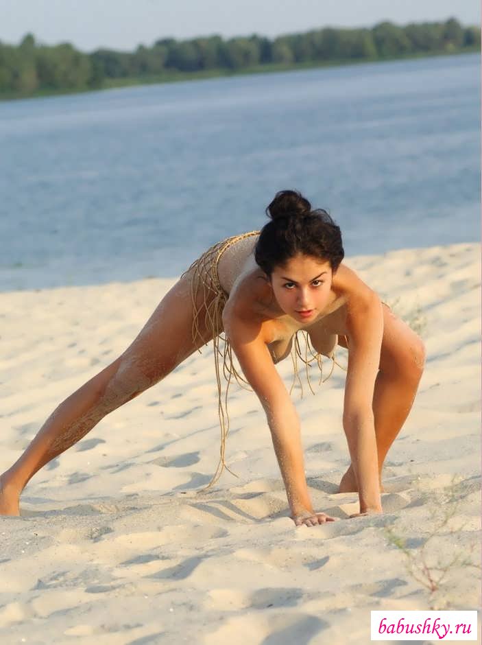 Девка голой нежится на мокром песке (15 фото эротики)