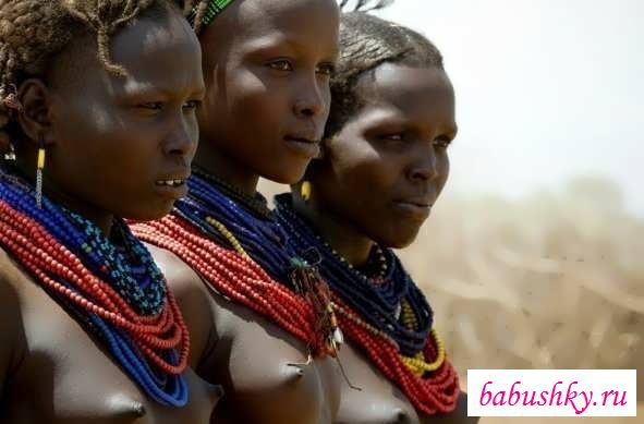 Женщины из  племени с обнаженными сиськами  (15 фото эротики)