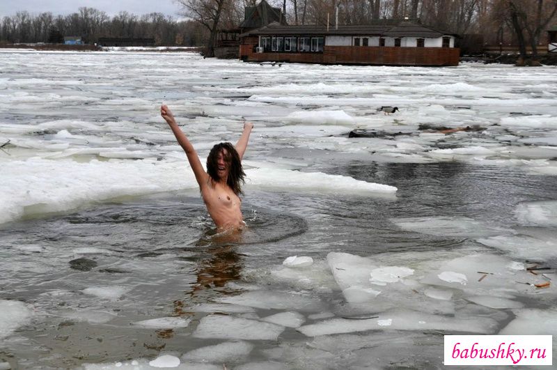 Сексуальная девушка эротично купается в речке