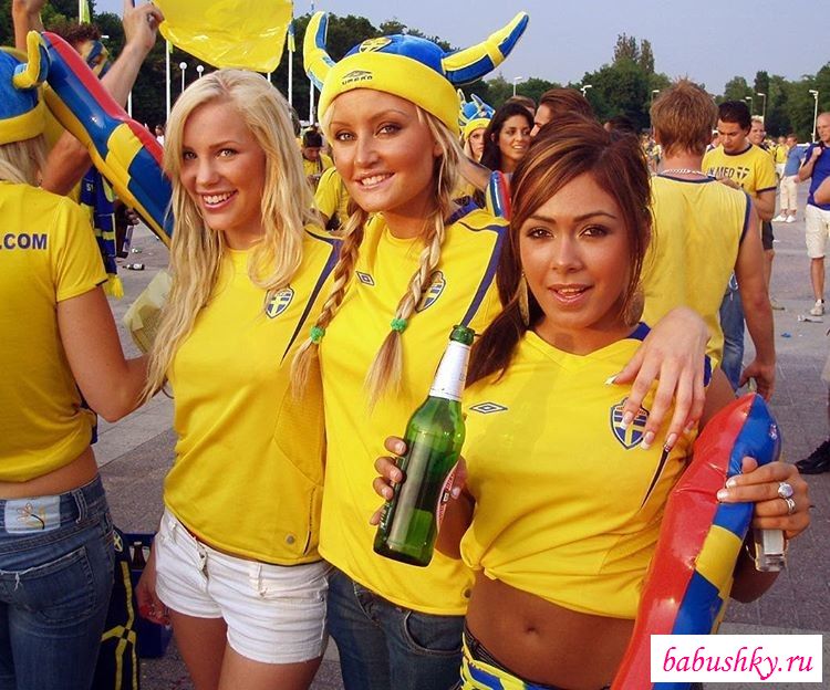 Фото с обнажёнными девушками на стадионе