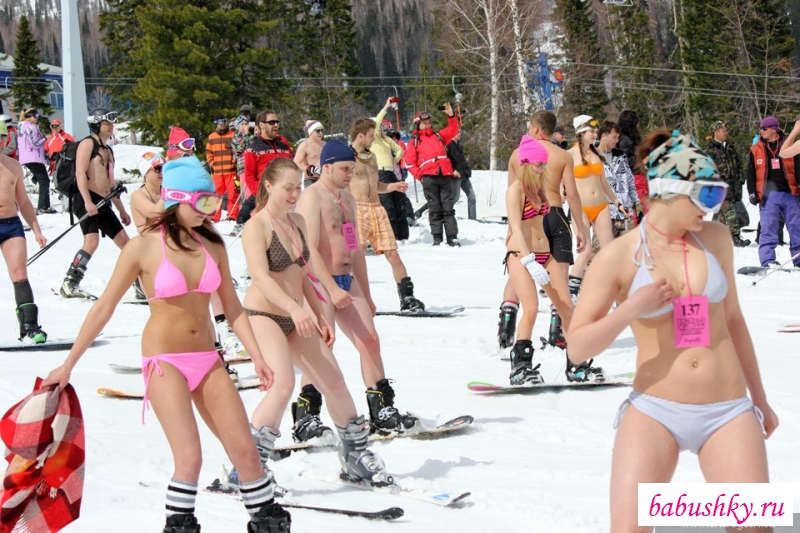 Лыжницы обнаженные и в бикини