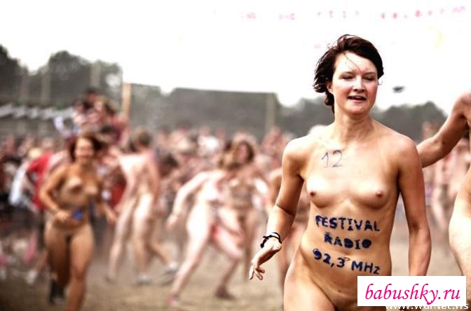 Бегущие голые женщины в день радио (фото)