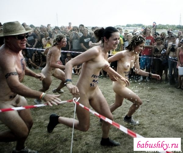 Бегущие голые женщины в день радио (фото)