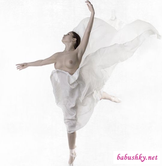 Возбужденные киски раздетых балерин в разных позах (39 фото)